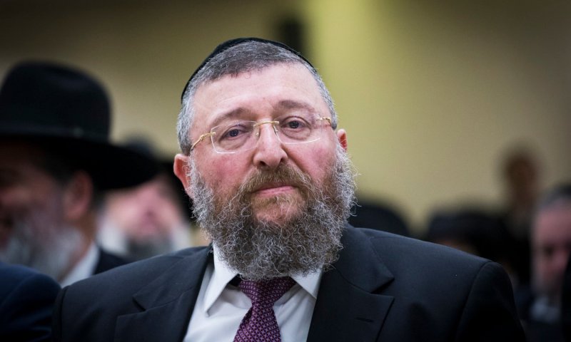 "לא אתן יד לפגיעה בחלשים": שר העבודה מתריע על הקפאת הקצבאות