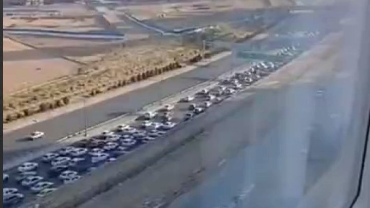 טהרן קורסת: רבבות איראניים נמלטים, המשטר בסכנה - סרוגים