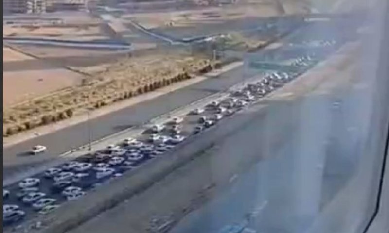 טהרן קורסת: רבבות איראניים נמלטים, המשטר בסכנה