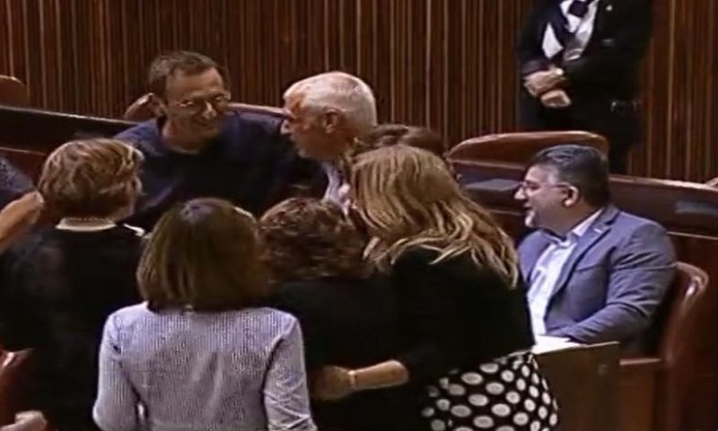 באופוזיציה חוגגים: החוק עבר, בן ארי ואוחנה ייענשו