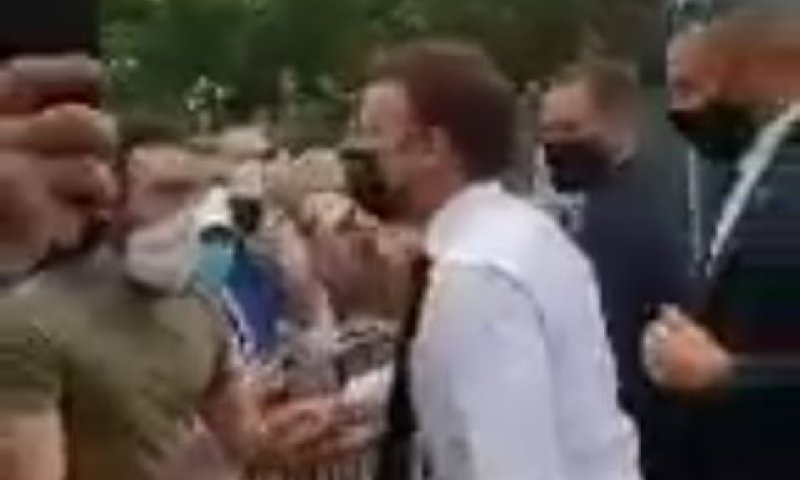 צפו: נשיא צרפת מקרון חטף סטירה מאזרח