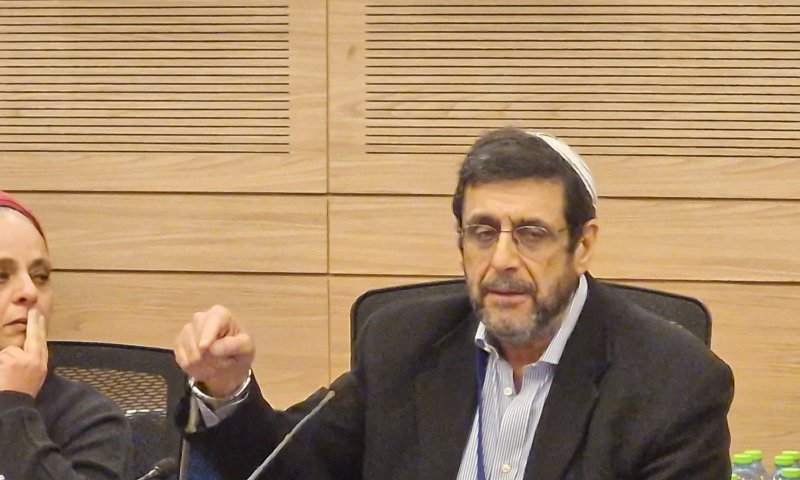 האב השכול עונה בדמעות לרב לנדו: "יריקה על הקבר" | צפו