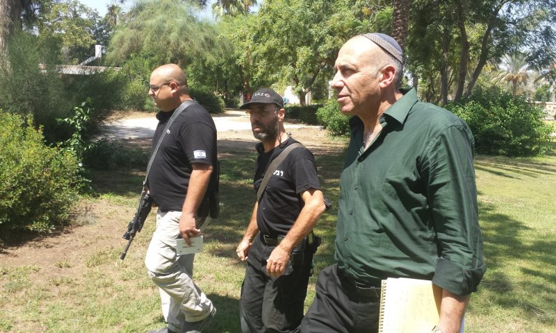 בצל הרקטות: יוגב סייר במועצת אשכול