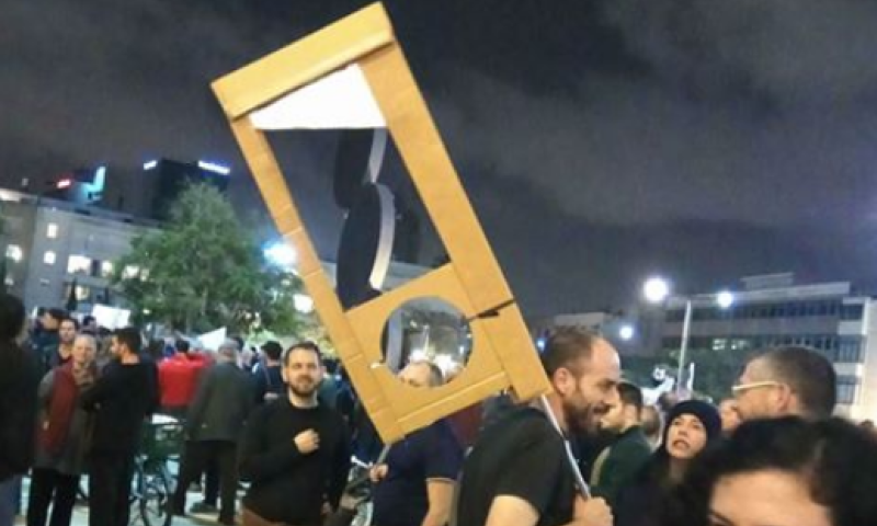 "אני פציפיסט": בונה דגם הגליוטינה בתגובה ראשונה לסערה