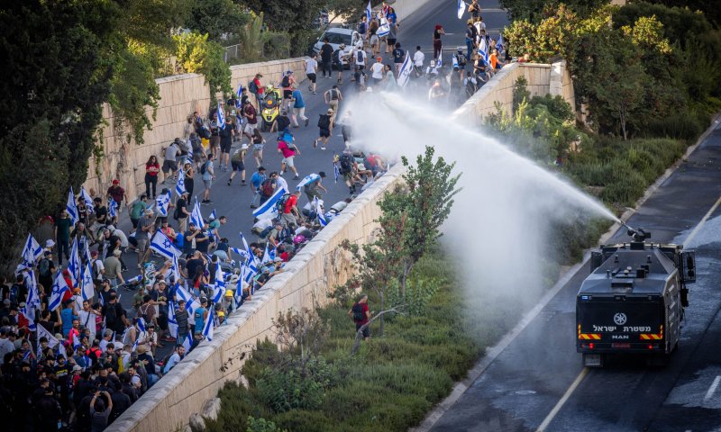 השמאל הפסיד ומתפרע: עשרות חסימות כבישים
