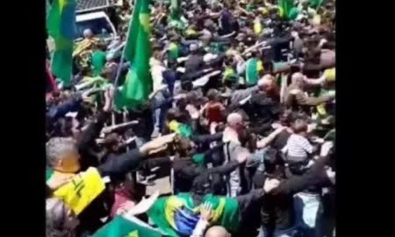 תומכי נשיא ברזיל היוצא מצדיעים במועל יד | צפו