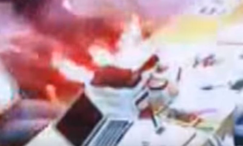 צפו: מכשיר אייפון התפוצץ- והוביל לפציעת הלקוחות