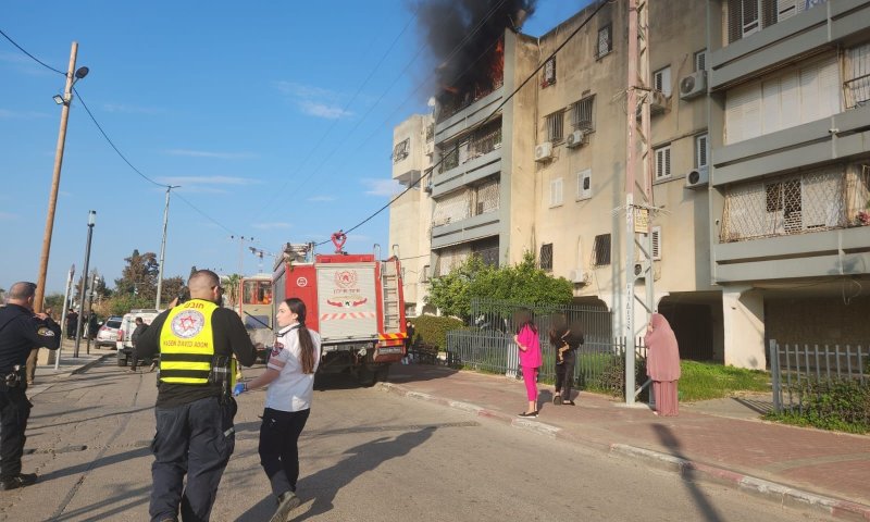 שריפה בבניין בלוד: גבר חולץ במצב בינוני