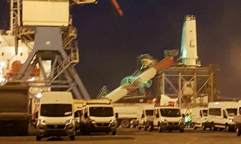 חלק ממנוף קרס על אניה בנמל אשדוד