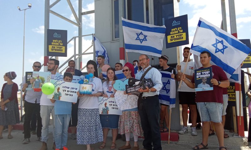 הוריו של החטוף איתן מור חגגו לו יום הולדת 24. צפו