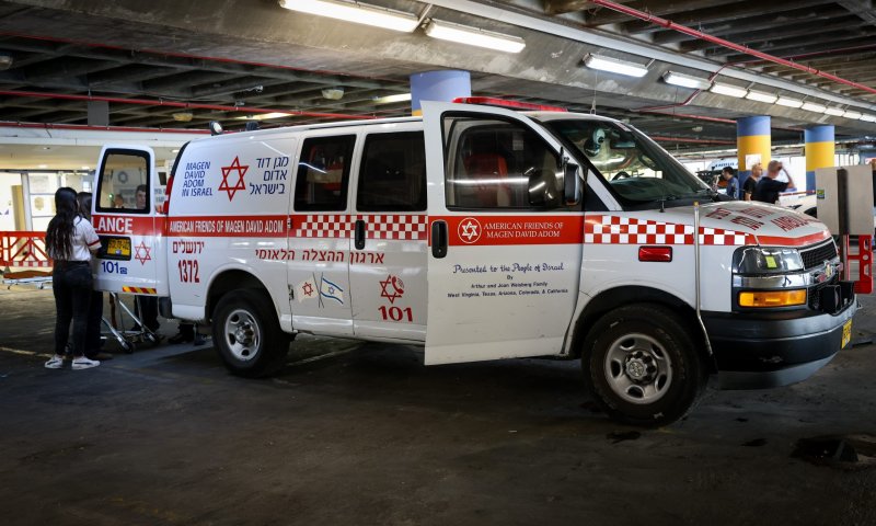 שלושה פצועים קשה בפיגוע דקירה בגן יבנה