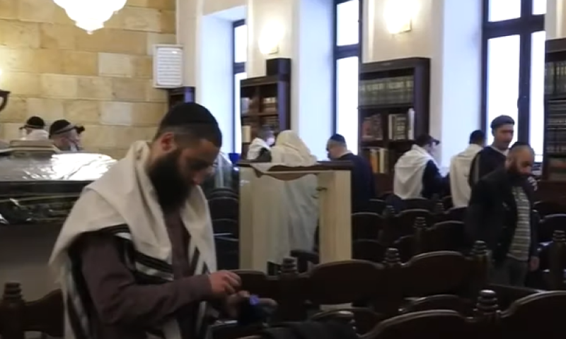 בעת צרה: יהודי אוקראינה מתפללים לשלום &bull; צפו