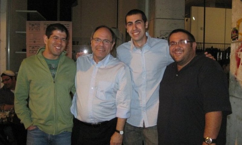 מזכ"ל שלום עכשיו הסתבך: צולם חוגג עם מתנחלים