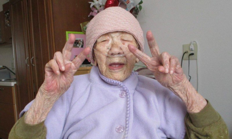 מזל טוב! האישה המבוגרת בעולם חוגגת יום הולדת