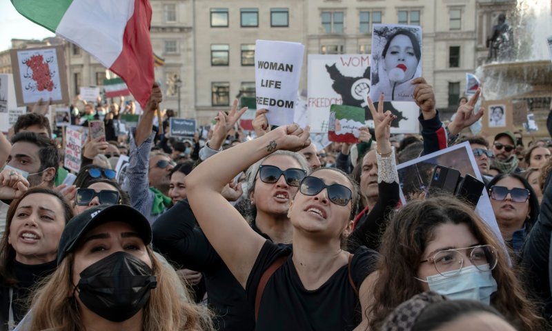 מחאת החיג'אב באיראן: בת הנשיא לשעבר נשלחה לכלא