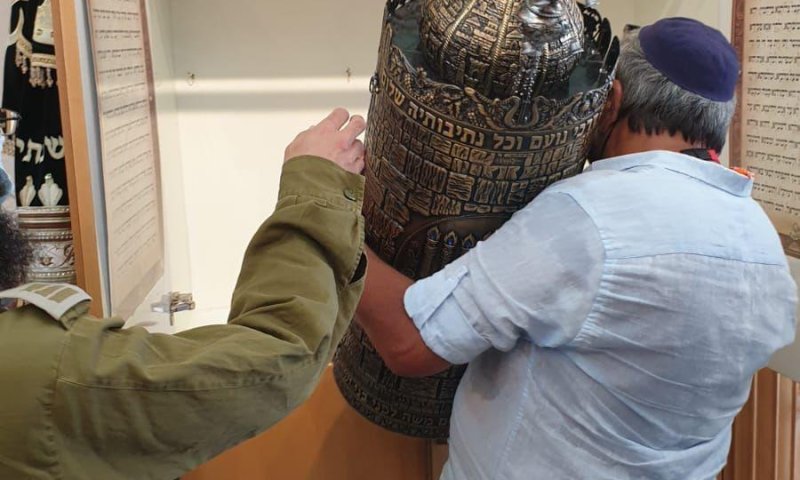 הכנסת ספר תורה מרגשת בבסיס 8200