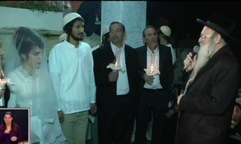 צפו: הרב והחתן מברכים את החשודים בהצתה בדומא