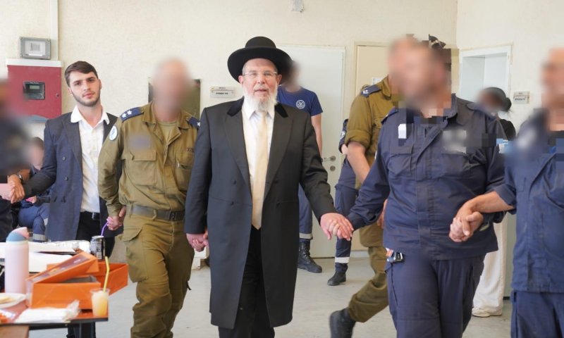 הרב הראשי הגיע לחזק את צוותי הקרקע של חיל האוויר