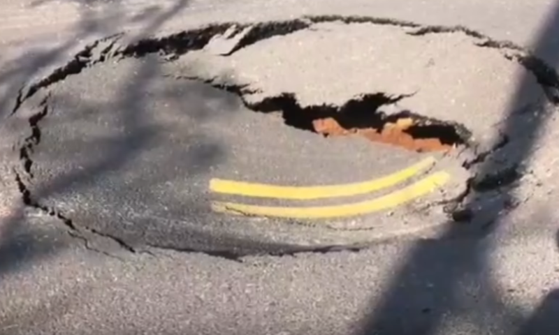בעקבות עבודות: בולען ענק נפער בכביש &bull; צפו בתיעוד