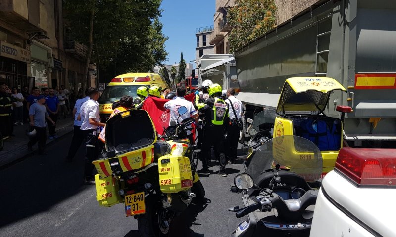 ירושלים: הולך רגל כבן 50 נהרג מפגיעת משאית