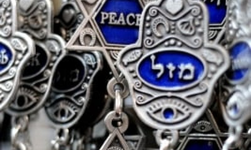 במקום לתלות 'חמסה' נגד עין הרע, עדיף שתקיים מצוות