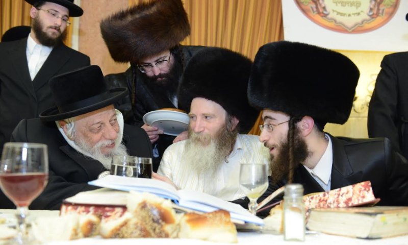 הצצה לשמחה חרדית: שבע ברכות לבת האדמו"ר מקוזמיר