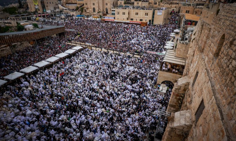 תיעוד מרהיב: עשרות אלפים בברכת הכהנים בכותל