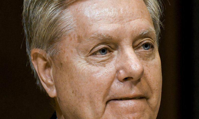 לא עוצר: לינדזי גרהאם ממשיך לעקוץ את איראן