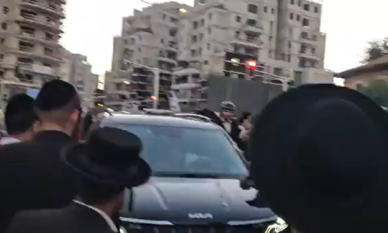 עשרות חרדים תקפו את רכבו של גולדקנופף. צפו