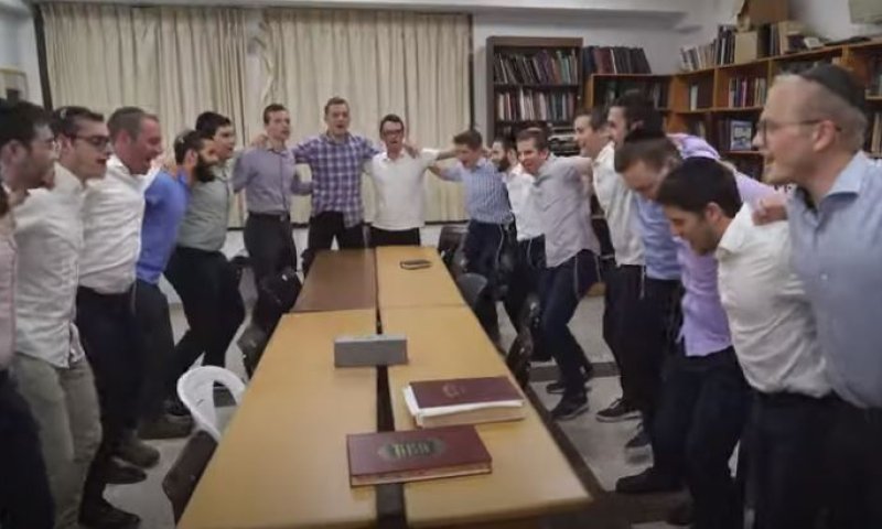 צפו: מקפיצים את בחורי הישיבה עם ניגון קרמר