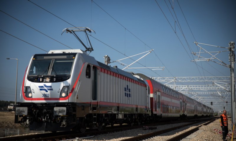 "רדיפה דתית": רכבת ישראל נגד הנחת תפילין בקרונות