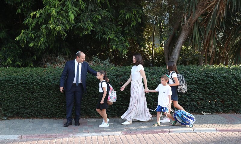 גלריה: משפחת בנט פותחת את שנת הלימודים. צפו