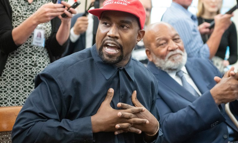 קניה ווסט מתנצל: הראפר השנוי במחלוקת נפגש עם&nbsp;הרב&nbsp;פינטו