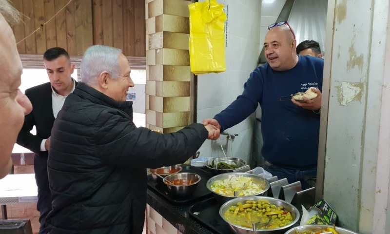 נתניהו עצר אצלו לפלאפל ואז.. הוא התפקד לעבודה