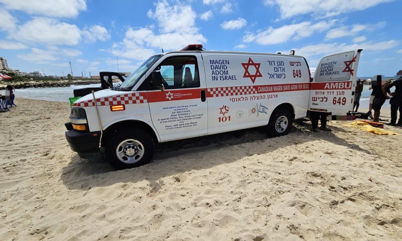 פעולות החייאה: גבר כבן 60 טבע בחוף באשקלון, מצבו קשה