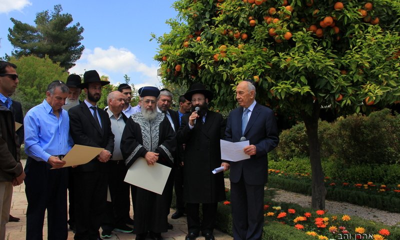 צפו: הנשיא פרס מברך את ברכת האילנות הראשון לציון