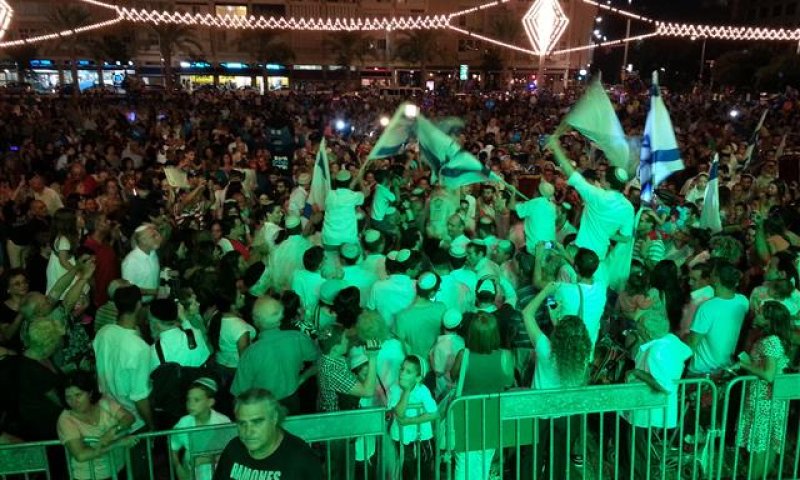 ימות המשיח: כחמשת אלפים רוקדים בהקפות שניות בכיכר רבין בתל אביב