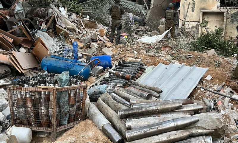 צה"ל חשף: מצבורי רקטות ונשק מתחת לבתי משפחות