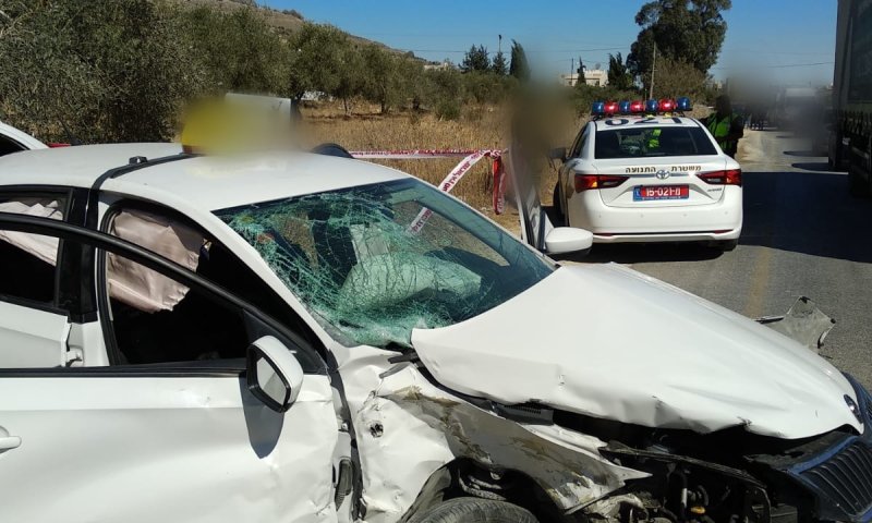 גנב מונית, ברח מהשוטרים והתנגש ברכב. מצבו בינוני