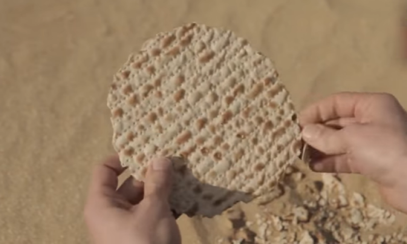 איך הגענו למצה המרובעת והמחוררת של היום? צפו