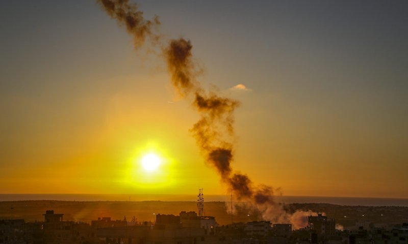מטח כבד לעוטף עזה: פצוע מנפילת רקטה במעבר ארז