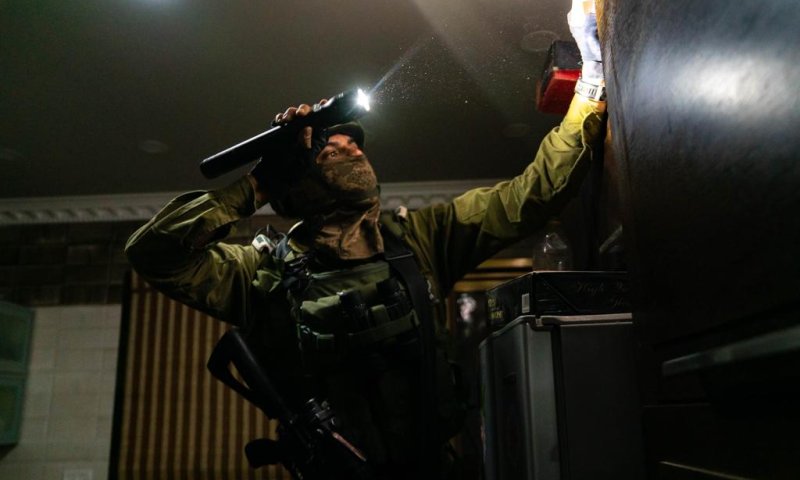 16 מבוקשים נעצרו ביו"ש, סכין ואקדח הוחרמו &bull; תיעוד