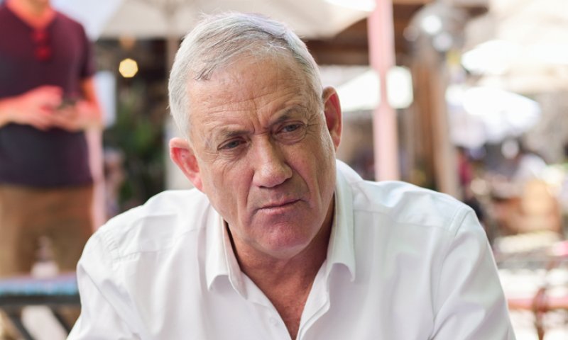 גנץ מגן על הרב פרץ: "אוהב אותו, אך זו סטייה חמורה"