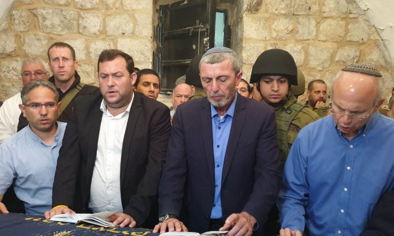 מעל לאלף יהודים התפללו הלילה בקבר יוסף