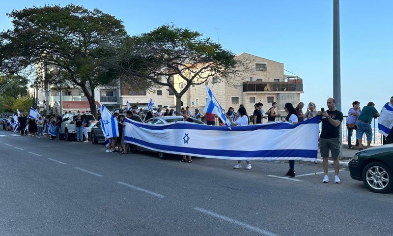 מאות ליוו בדגלי ישראל את מסע הלוויה של סרן בני וייס