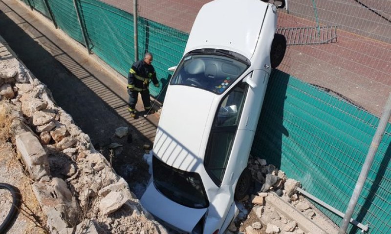 נפלה לרשת: בת 80 התדרדרה למגרש טניס