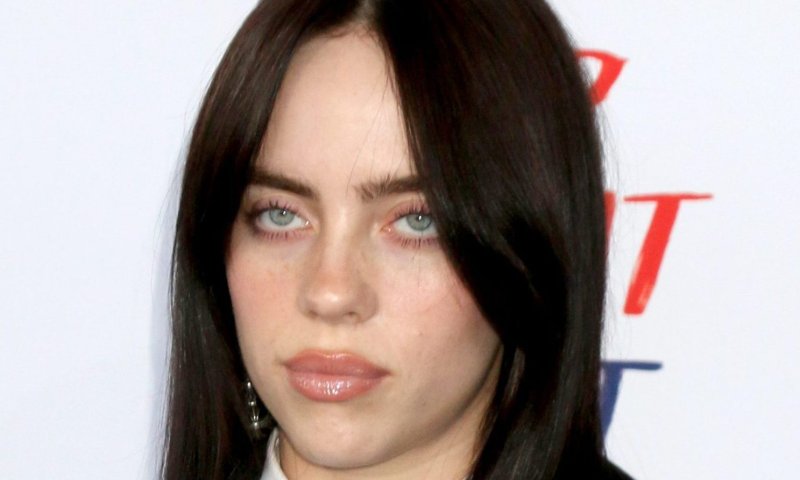 בילי אייליש לצדנו? "אף אחד לא צריך לפחד להדליק חנוכיה"