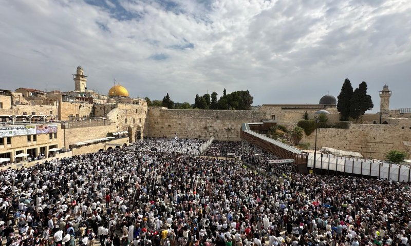 עשרות אלפי מתפללים בברכת הכהנים בכותל. צפו