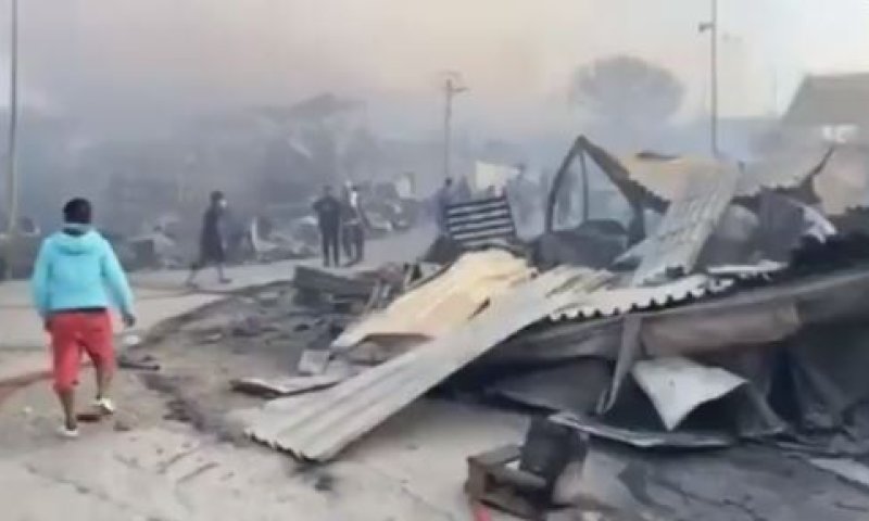 מחנה הפליטים מוריה נשרף: 12,000 איש איבדו קורת גג