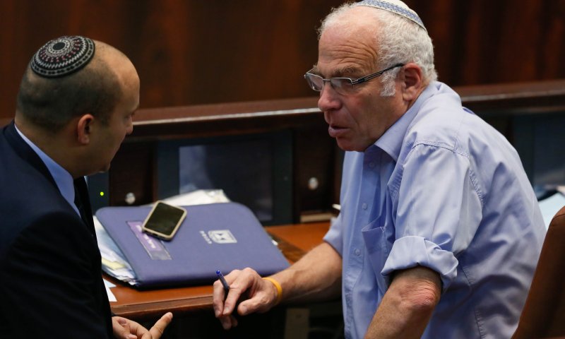 מינה צמח עורכת סקר על פיצול הבית היהודי